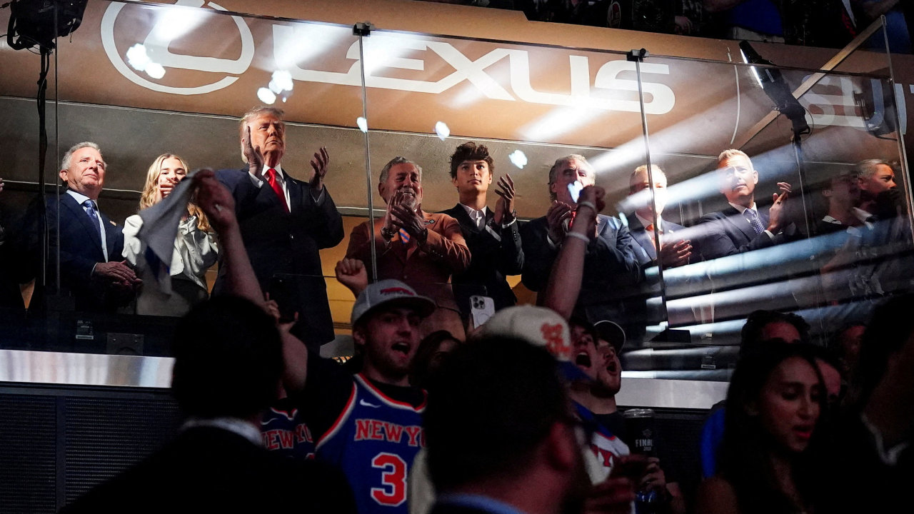 Prezident Donald Trump na z�pase fin�lov� s�rie basketbalov� NBA v newyorsk�...