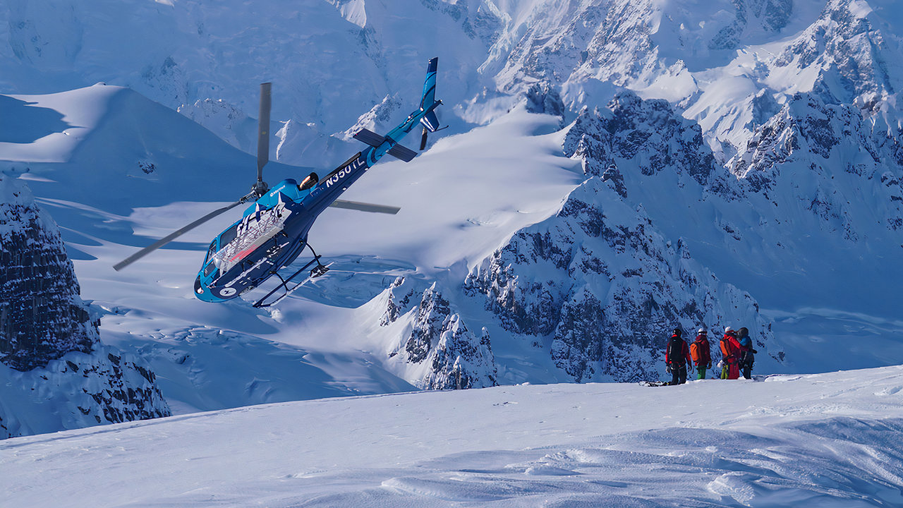 Exkurze helikopt�rou, kter� nab�z� Tordrillo Mountain Lodge, odkud vyrazil na...