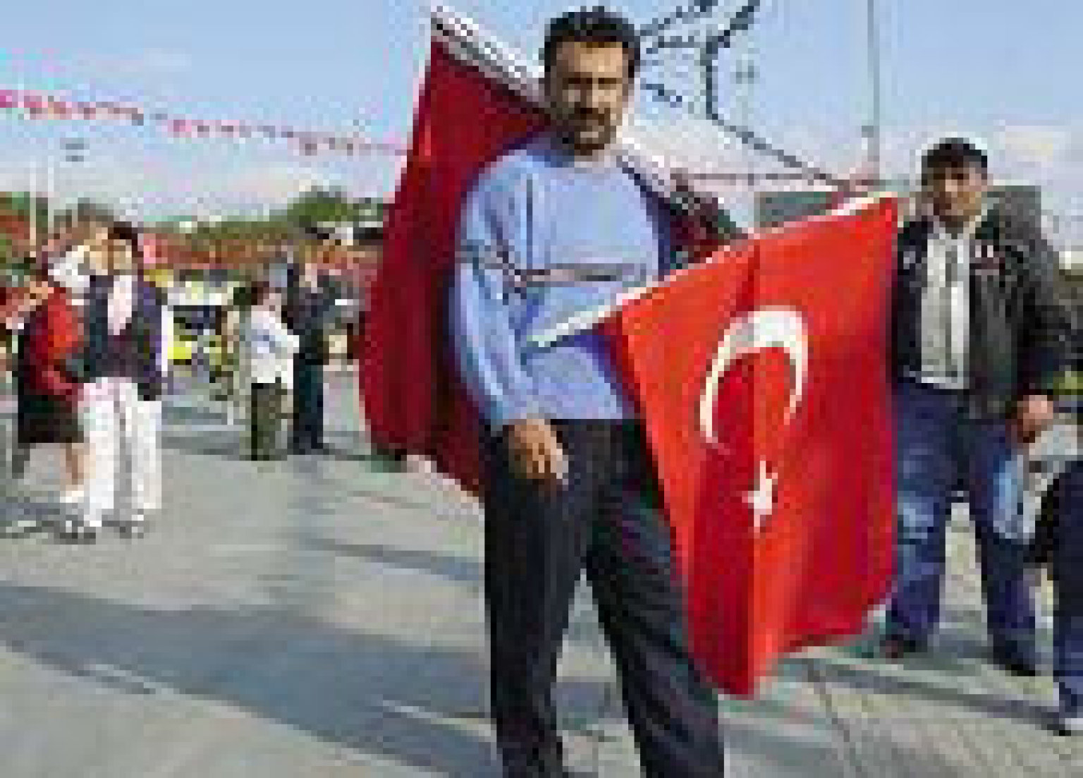 Istanbul_vlajka.jpg Silný vztah k národu a jeho symbolům je v Turecku viidět na každém kroku.