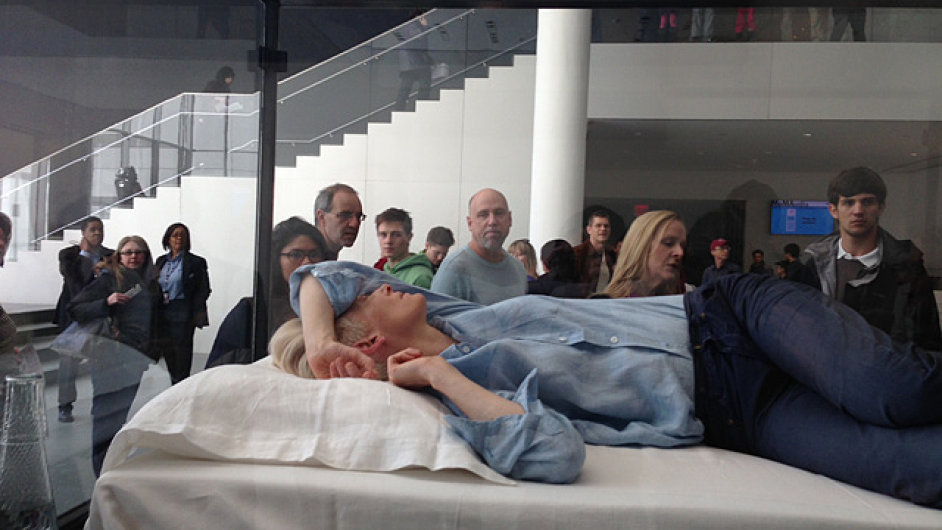 Tilda Swintonov jako expont v Muzeu modernho umn, 23. bezna 2013