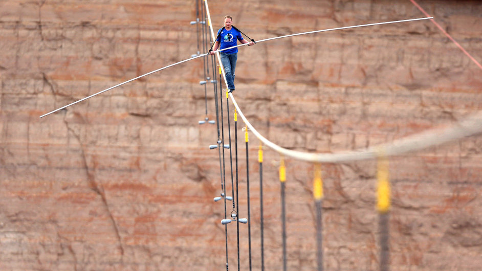 Provazochodec Nik Wallenda peel pes Grand Canyon.