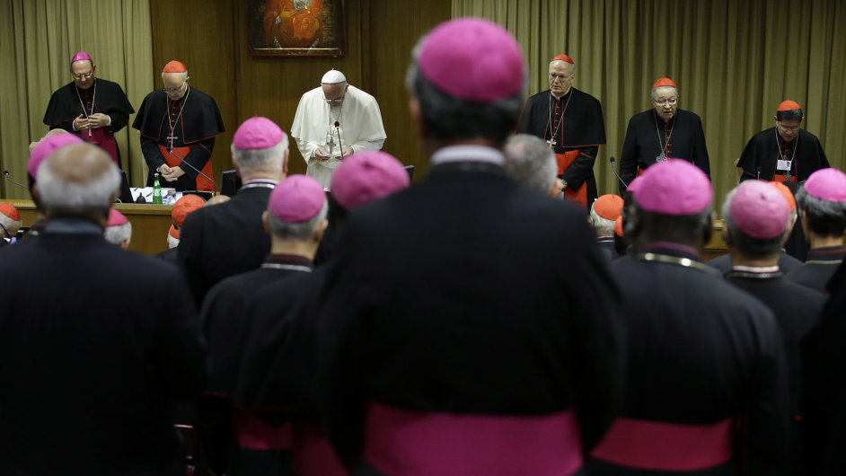 Pape Frantiek zahajuje dvoutdenn synodu.