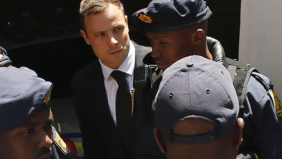Slavn jihoafrick bec Oscar Pistorius dostal pt let vzen za zabit ptelkyn Reevy Steenkampov.