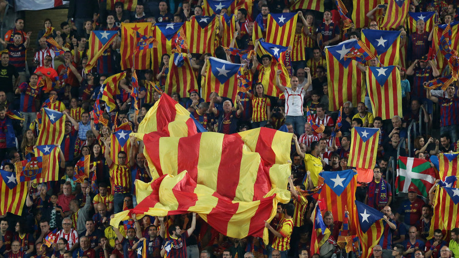 Fanoušci Barcelony slaví vítìzství ve finále španìlského poháru nad baskickým Athleticem.