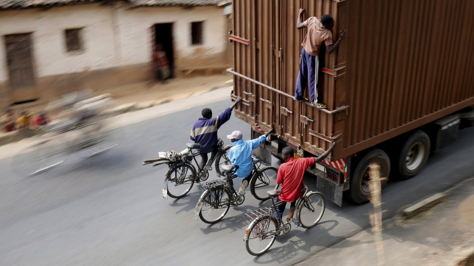 Kad den sjd prodejci bann z Bugaramy v Burundi do 45 kilometr vzdlenho hlavnho msta Bujurama. Na cest zpt se asto nechaj vyvzt kamiony. 2015.