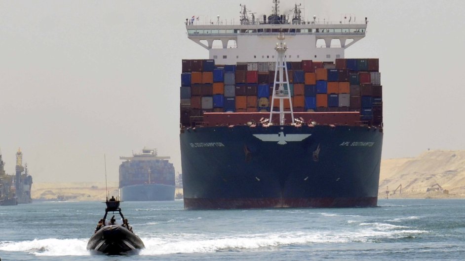 Nákladní loï projíždí novým Suezským kanálem, který se slavnostnì otevøe 6. srpna.