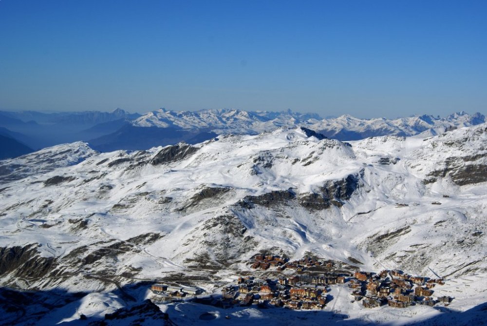 Val Thorens Nejvýše položené evropské středisko Val Thorens leží v nejrozsáhlejší lyžařské oblasti na světě v Les Trois Vallées.