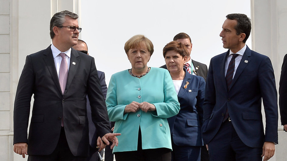 Summit ldr 27 zem Evropsk unie v Bratislav. Uprosted na snmku jsou (zleva) nmeck kanclka Angela Merkelov a polsk premirka Beata Szydlov.