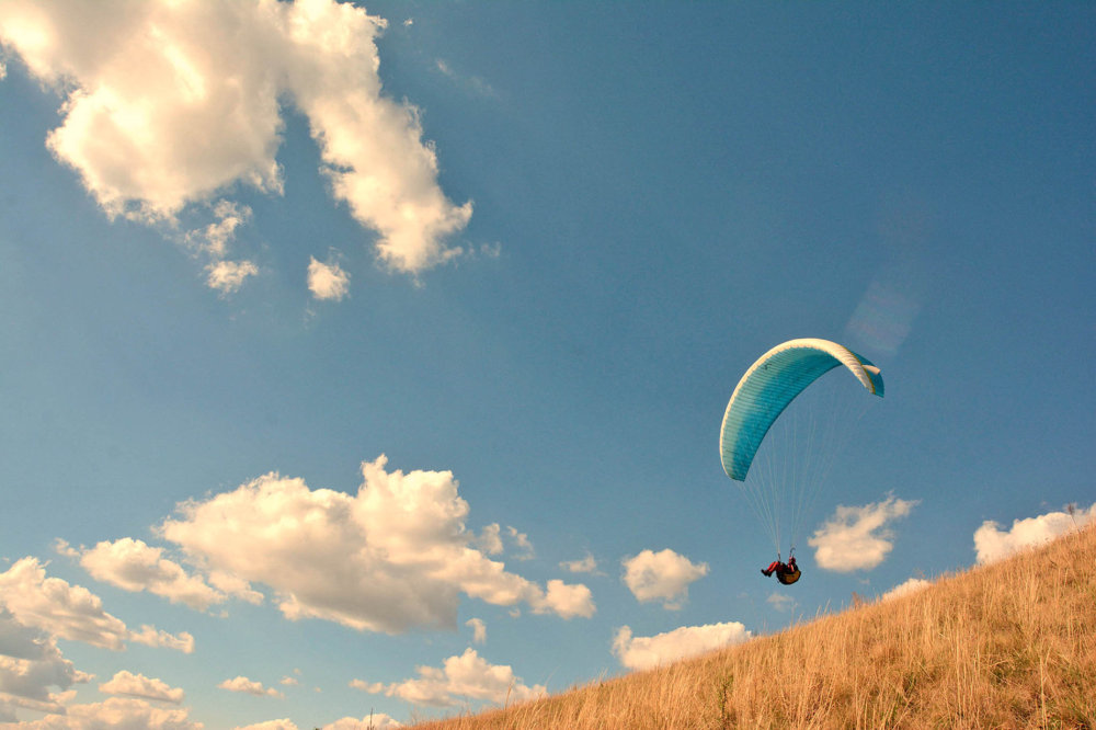 Rozmanitou krásu – hrad Hazmburk nebo čedičové „varhany“ na Zlatém vrchu – nabízí České středohoří. Ale i adrenalinové vyžití, jako třeba paragliding z vrchu Radobýl.
