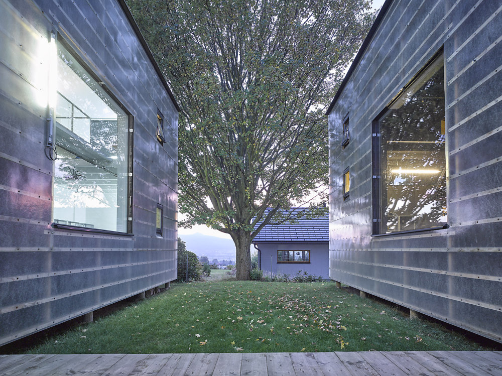 Zen-Houses Přes zdánlivou sofistikovanost, kterou na nás mohou působit složité půdorysy a řezy, může být tento dům snadno považován za prototyp svého druhu, a to především kvůli přizpůsobivosti plánu, situaci a měřítku.