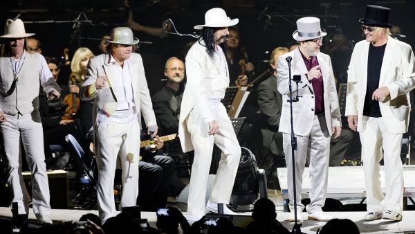 Kost&yacute;my protagonist� koncertu p�sobily v prvn&iacute; �&aacute;sti ve�era a� estr&aacute;dn�. Pra�sk&yacute; v&yacute;b�r rozehr&aacute;l ne�ekanou hru.