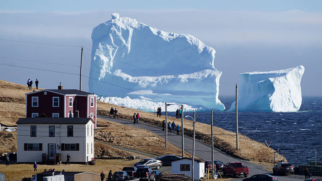 Velk ledovec piplul ke kanadskmu msteku. Stal se turistickou atrakc.