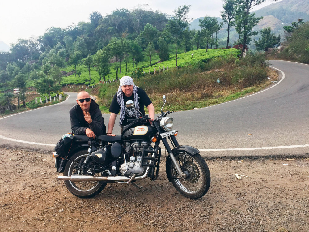 Matěj Homola (vlevo), Jakub Horák a Royal Enfield