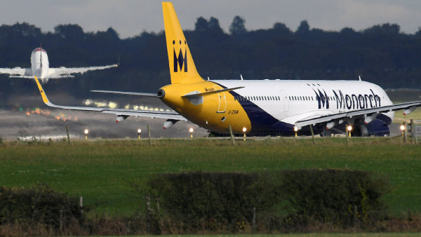 Britské aerolinky Monarch končí, 110 000 lidí čeká na letištích.