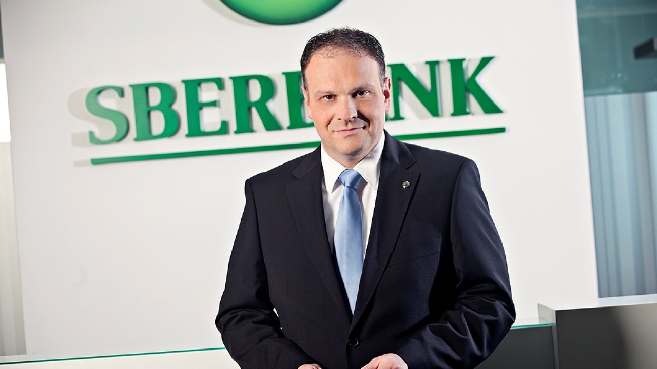Sberbank CZ povede Rakuan Edin Karabeg.
