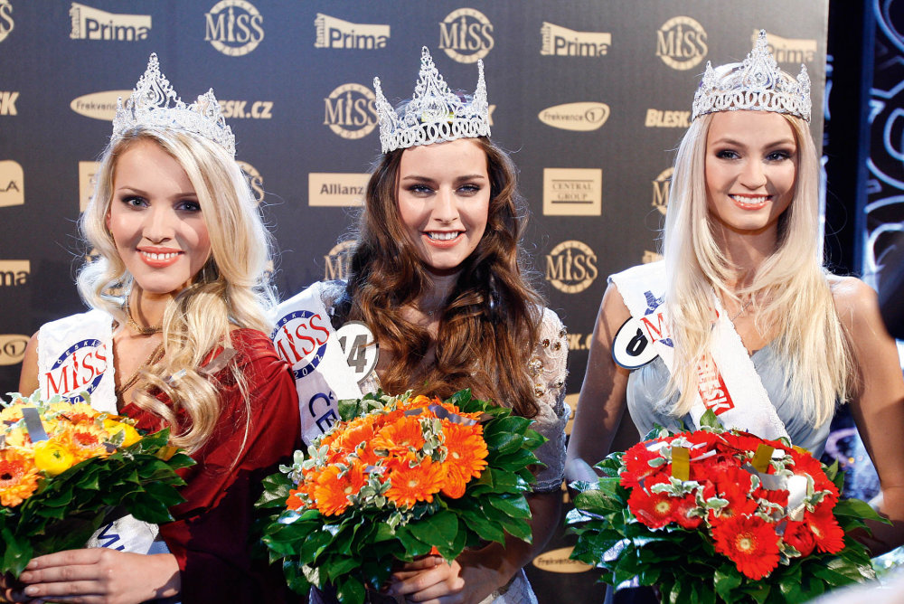 Česká Miss 2012 - Tereza Chlebovská, provdaná Kadeřábková (uprostřed). Modelka a moderátorka, pečuje o malou dceru.