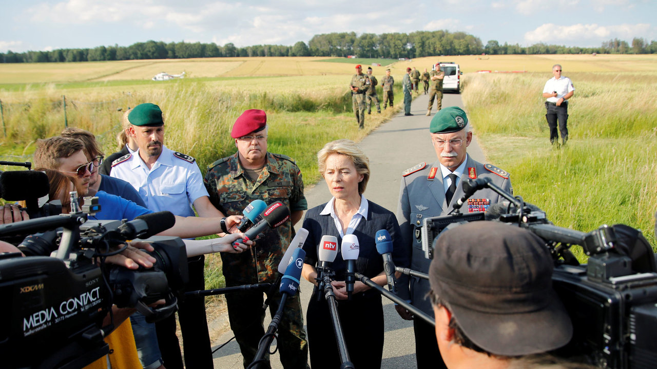Ursula von der Leyenov je ministryn obrany od prosince 2013. Stala se vbec prvn enou v tomto ad v Nmecku. Od roku 2009 je tak mstopedsedkyn CDU a poslankyn Spolkovho snmu.