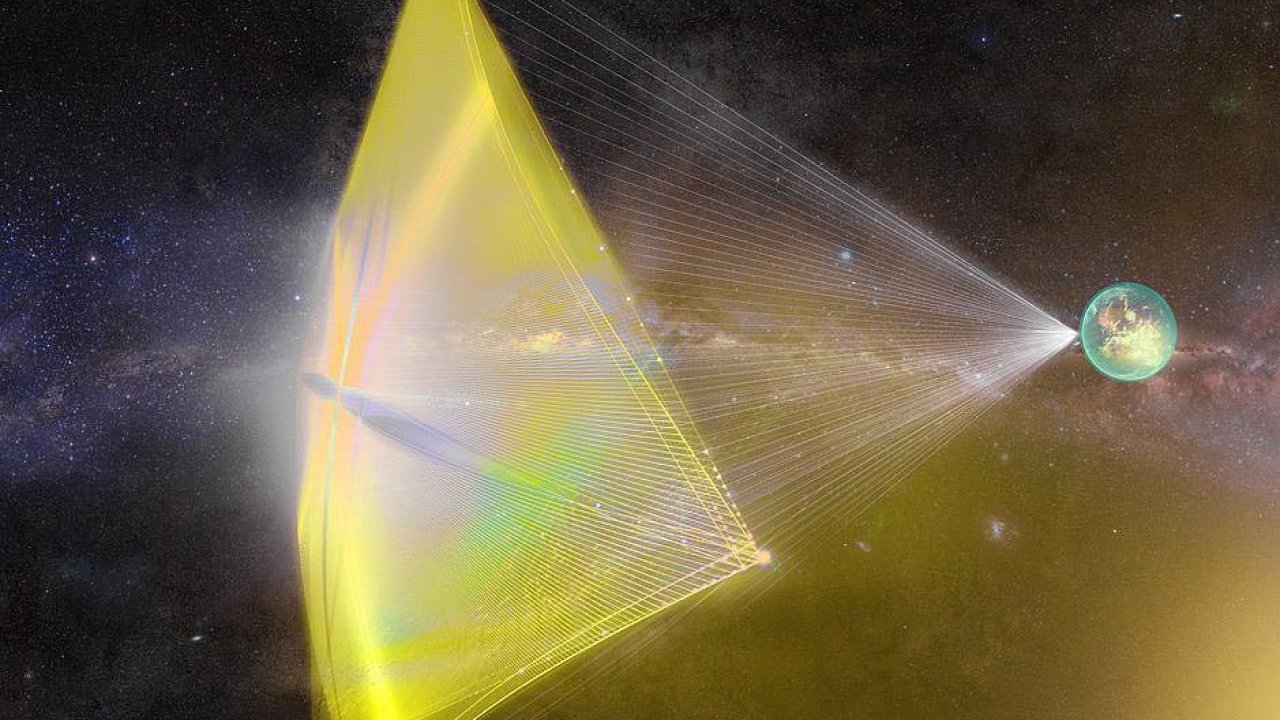 Slunen plachetnice: Nanolo, kterou stvoil mezinrodn tm vdc zaloen Stephenem Hawkingem, bude vevesmru urychlovan laserovm paprskem.