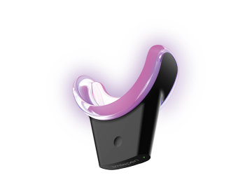 Potrpíte si na high-tech? Smilepen od švýcarské značky SwissWhite vyvinula sadu pro domácí bělení zubů s vysoce výkonným LED bezdrátovým urychlovačem. Během čtyřtýdenní kúry zesvětlí vaše zuby až o 39 procent.