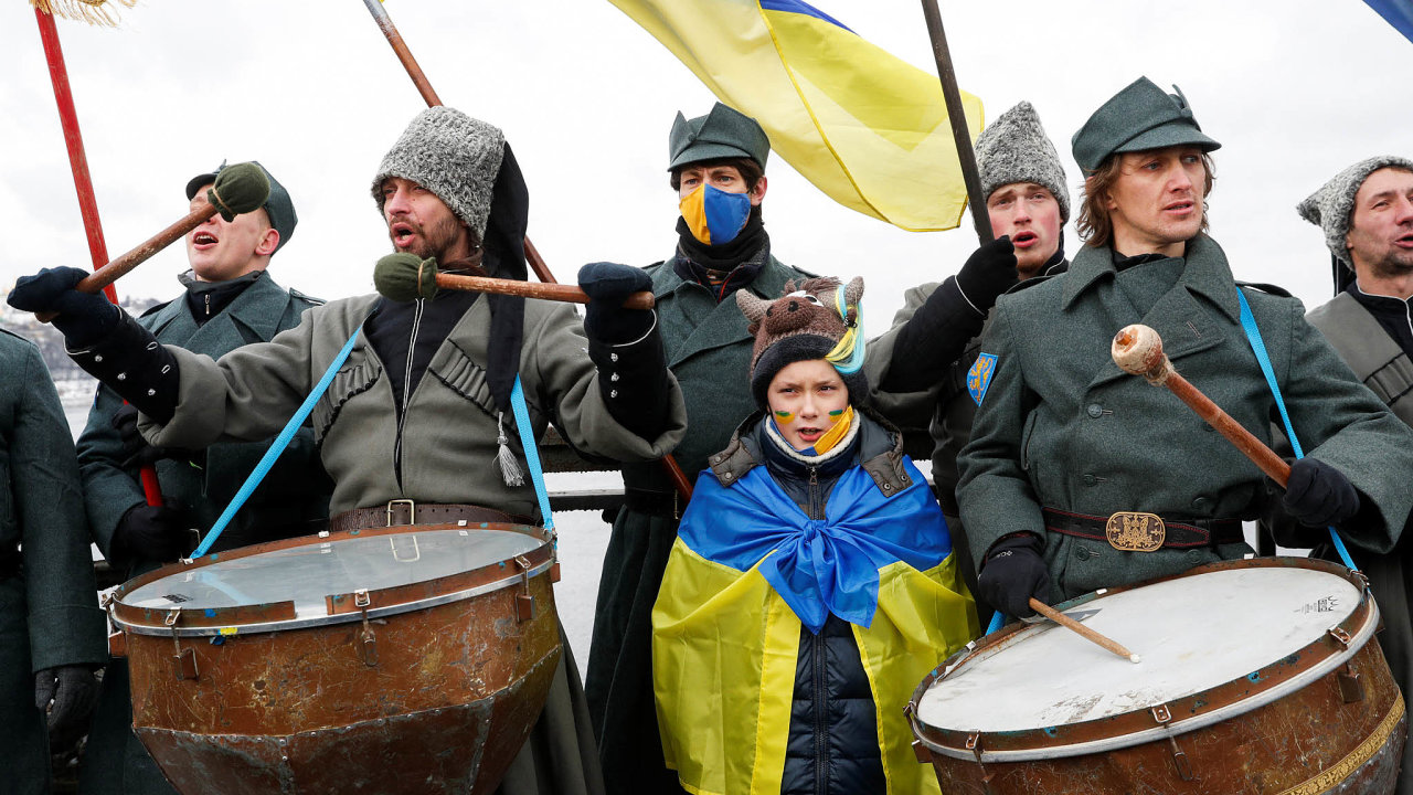 V sobotu Ukrajina slavila Den jednoty na pamì� spojení západní a východní Ukrajiny v roce 1919. Úèastníci demonstrovali svou pøipravenost znovu bránit zemi pøed agresí.