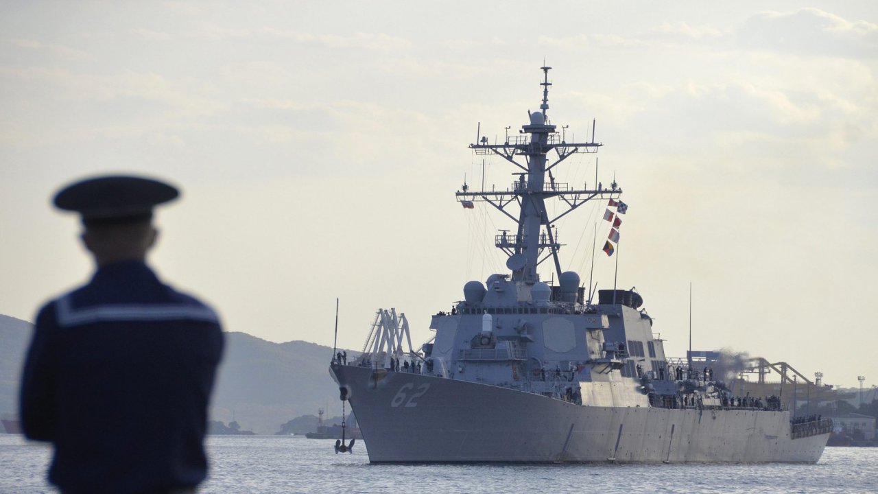 Ilustran foto - Rusk nmonk sleduje pjezd americkho torpdoborce USS Fitzgerald.