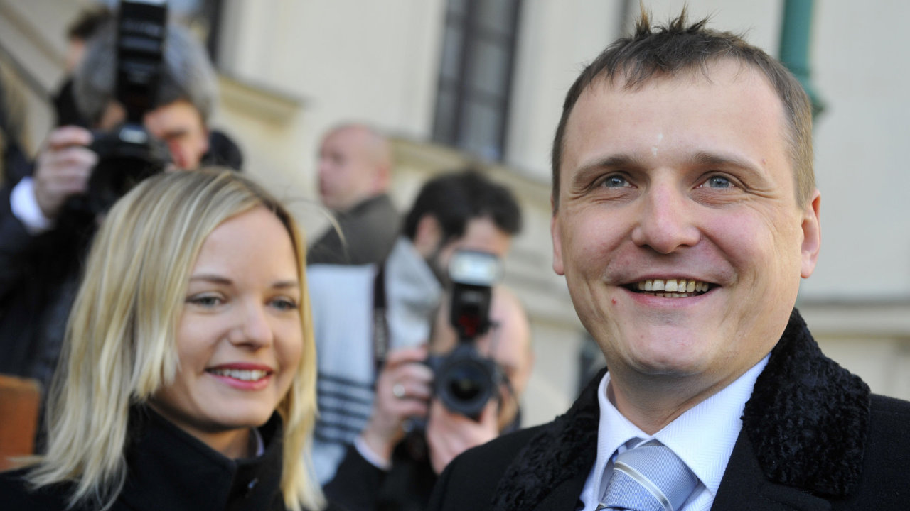 Kateina Klasnov a Vt Brta ped budovou soudu