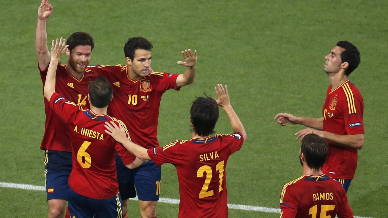 �pan�l� se raduj� ze vst�elen� branky Francii.