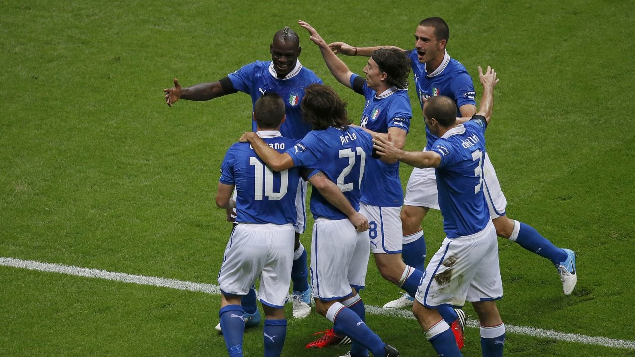 Fotbalist Itlie se raduj z branky v semifinle proti Nmecku