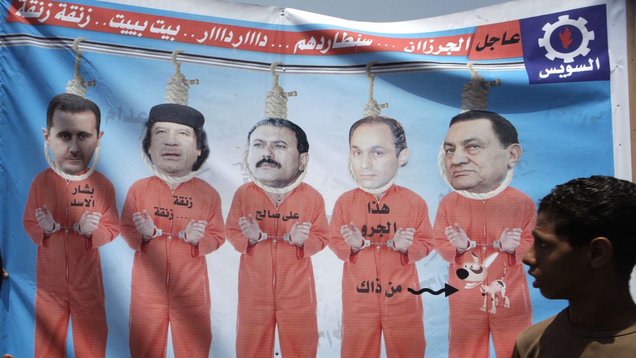 Demontranti na khirskm nmst Tahrr s transparenty