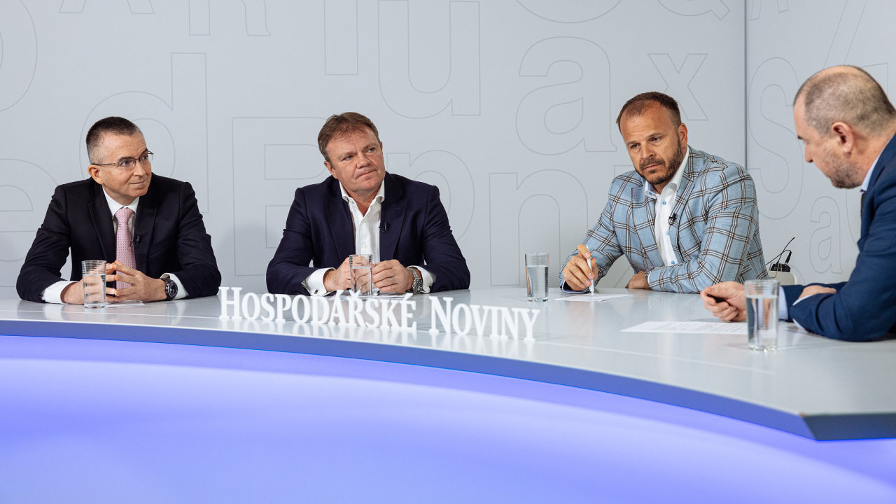 Zleva: Martin Pajer, Jaroslav Besperát, Petr Vanìèek a moderátor Marek Miler.