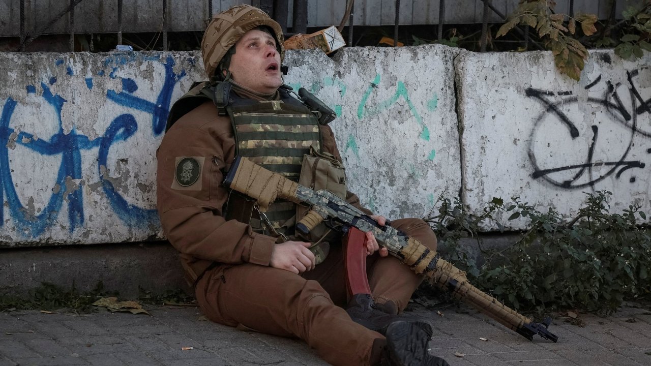 Ukrajinský voják skrývající se pøed nálety dronù – Ilustraèní foto.