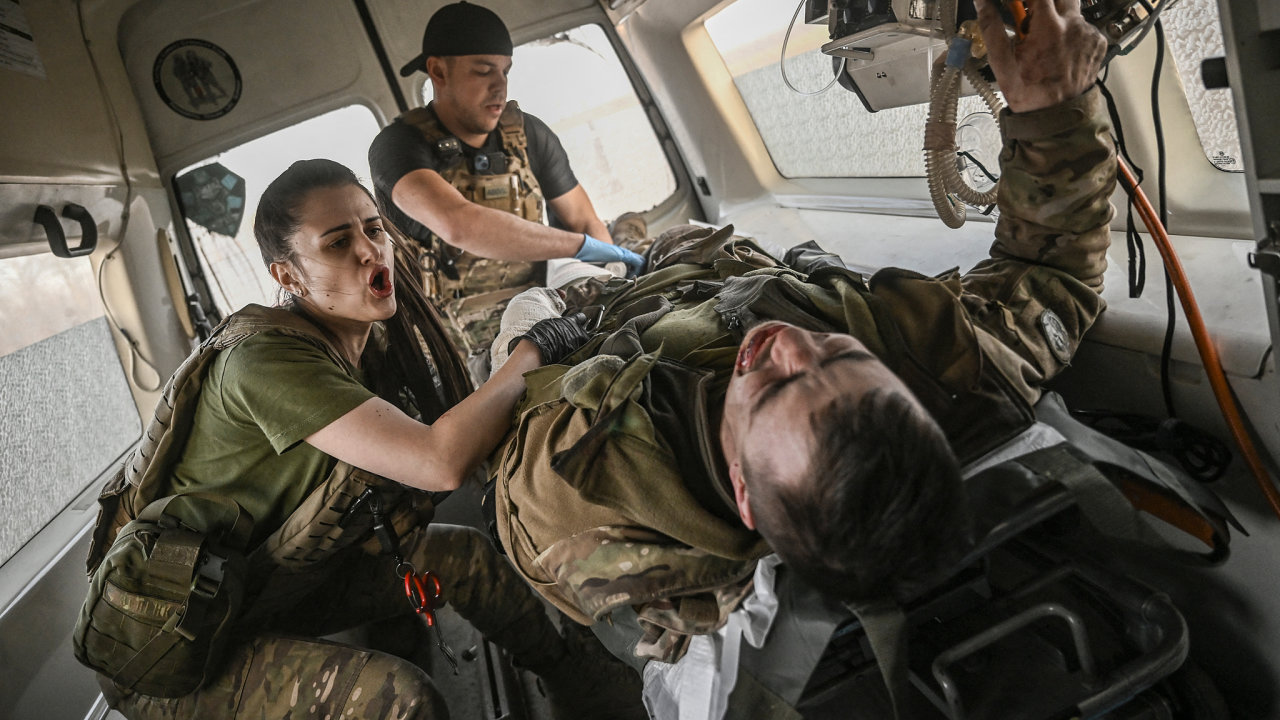 Ukrajinsk zdravotnice evakuuje zrannho vojka z frontov linie pobl Bachmutu.