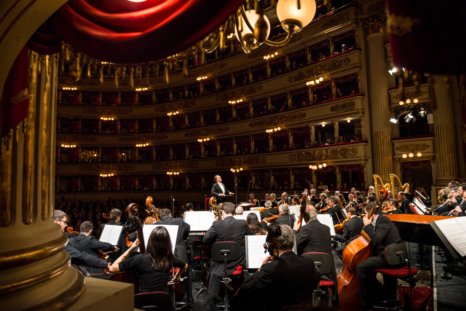 Riccardo Chailly na&nbsp;Prask jaro pt rok piveze orchestr Filarmonica della Scala, jeho je fdirigentem.