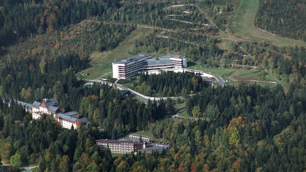 Ve Špindlerově Mlýně je na spadnutí obchod za půl miliardy. Junkovi prodávají jeden z největších horských hotelů v Česku
