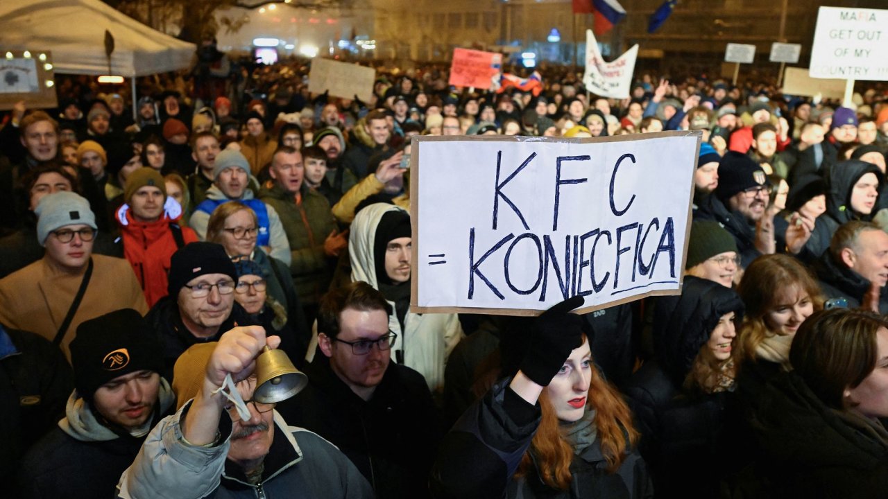 Demonstrace v Bratislav proti plnu vldy Roberta Fica zruit speciln prokuraturu vyetujc nejzvanj trestn iny vetn korupce.