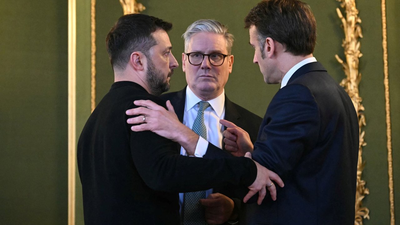 Emmanuel Macron (vpravo) a Keir Starmer (uprosted) se postavili do ela evropskho sil zvit pomoc Ukrajin. S jejm prezidentem Volodymyrem Zelenskm se potkali v nedli v Londn.