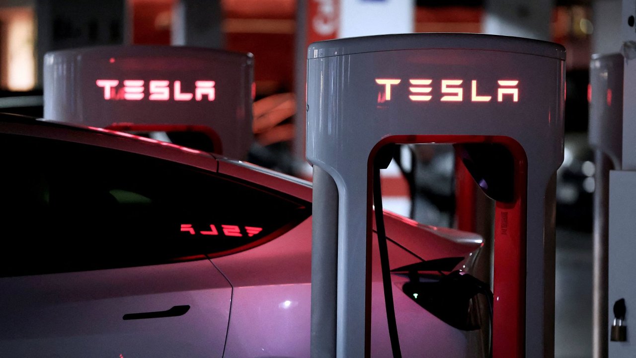 Elon Musk se jako dvrnk americkho prezidenta Donalda Trumpa snail fa Blho domu pesvdit, aby od vysokch cel ustoupil.