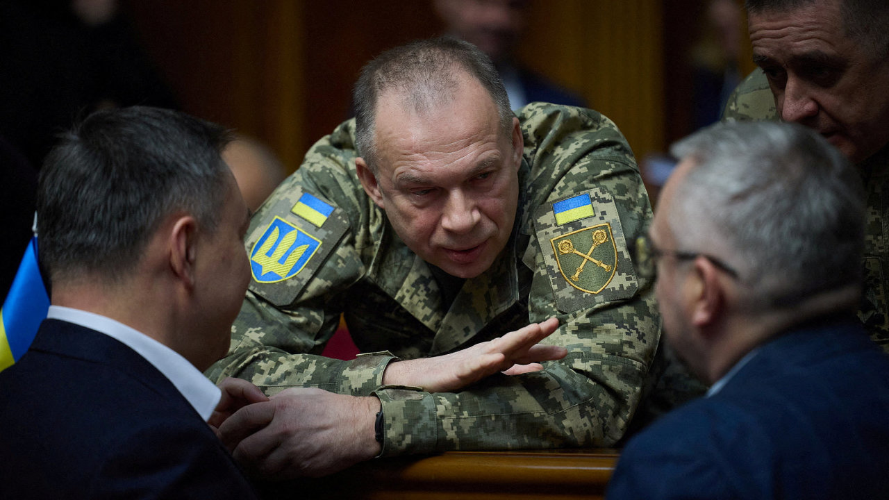 Generl Syrskyj bhem debaty v ukrajinskm parlamentu