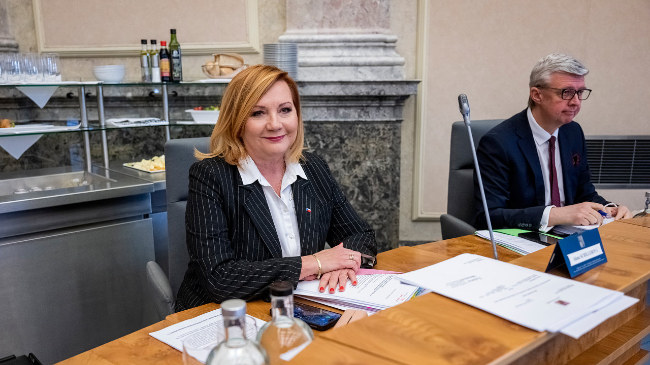Ministryn� financ� Alena Schillerov� (ANO) a minstr pr�myslu a obchodu Karel Havl��ek (ANO) p�ed sch�z� vl�dy, 26. ledna 2026, Praha.