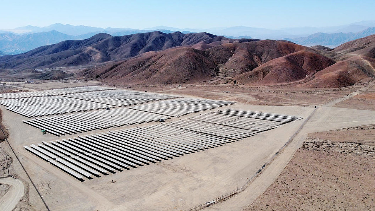 Sol�rn� park Bramada vystav�n� spole�nost� Solek v jihoamerick� pou�ti Atacama.