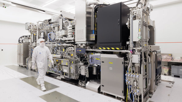 Typ NXE 3800E od nizozemsk� firmy ASML pat�� mezi nejnov�j�� generaci...