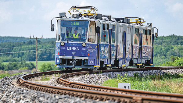 Po�autonomn�m vlaku p�ich�z� elektrotramvaj.