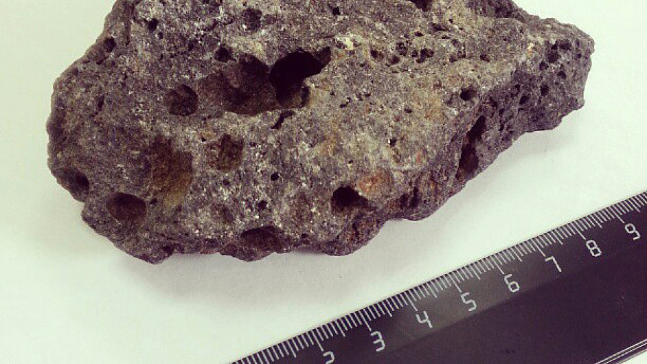 Najdou pozùstatky žïárského meteoritu døíve vìdci, nebo sbìraèi kamenù?