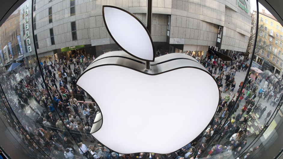 Ilustran foto - Apple, logo firmy nad obchodem v Mnichov