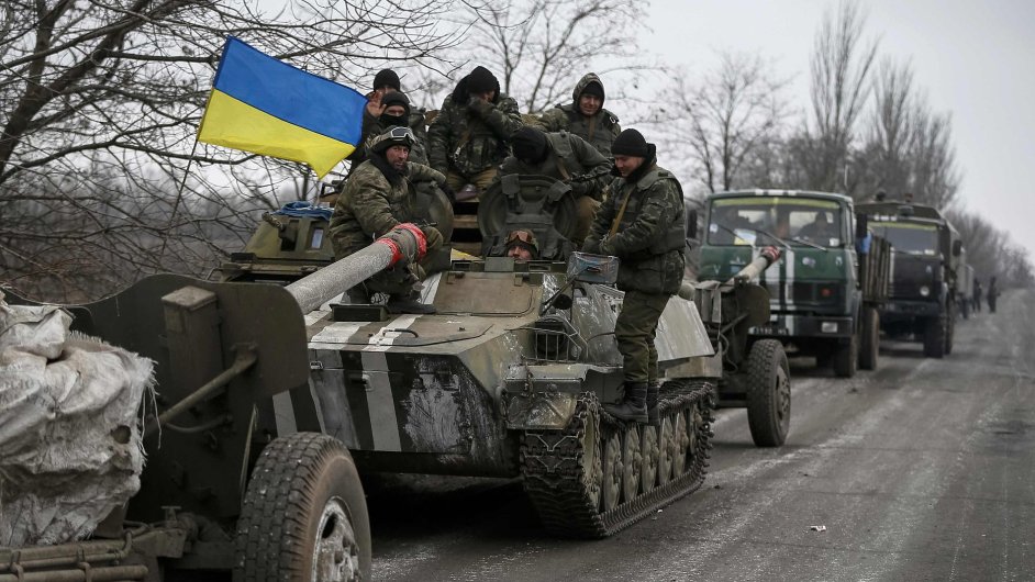 Ukrajinská armáda údajnì zahájila stahování tìžkých zbraní odsunem dìl.