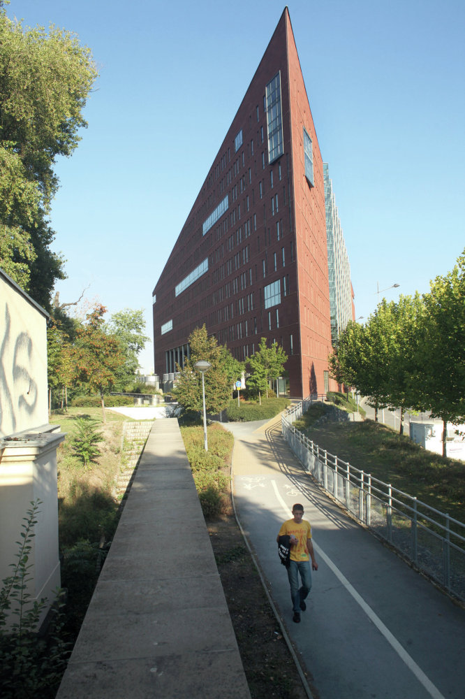 Danube House Jasně přebírá úlohu přídi lodi a do světa říká: Ano, já jsem ta vstupní brána do Karlína. Jedna z prvních moderních staveb, která zahájila mohutnou výstavbu na Rohanském ostrově a zároveň nastavila poměrně vysokou laťku ostatním.
Američtí architekti z ateliéru Kohn Pedersen Fox navrhli dům s robustní fasádou a malými okny. Díky tvaru a šikmé střeše se však jedná o velmi dynamický objekt. Stavba z roku 2003 působí i po letech velmi moderně. Připomíná hanzovní domy nebo sídla obchodníků v docích. Možná proto, že stojí na místě původního přístavu.