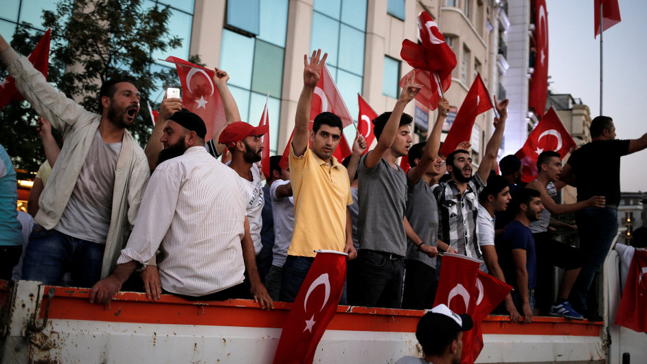 Erdoganovi pznivci na Taksimskm nmst v Istanbulu