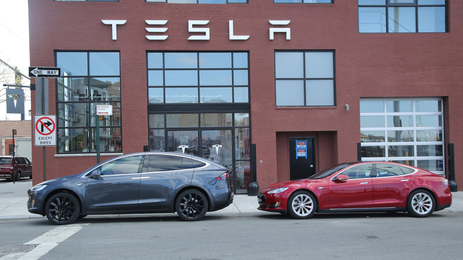 Tesla Model X (vlevo) a Tesla Model S