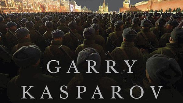 Obálka eského vydání knihy Zima pichází Garryho Kasparova.