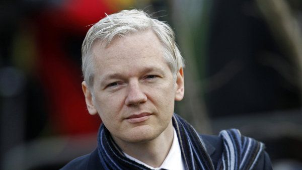 Assange se zdr�uje od roku 2012 na ekv&aacute;dorsk&eacute; ambas&aacute;d� v Lond&yacute;n�, aby p�ede&scaron;el zat�en&iacute; britskou polici&iacute; a vyd&aacute;n&iacute; do &Scaron;v&eacute;dska.